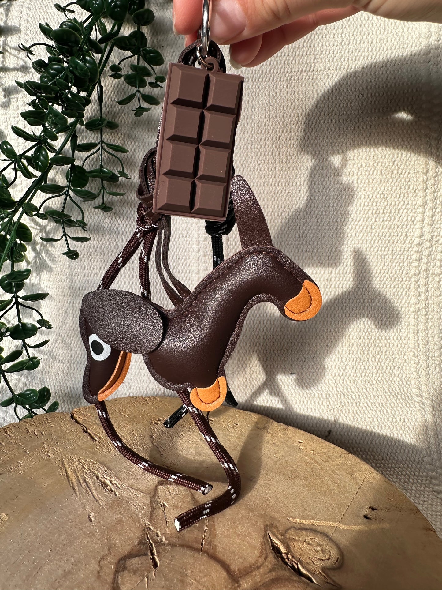 Brauner Dackel mit Schokolade - Schlüsselanhänger