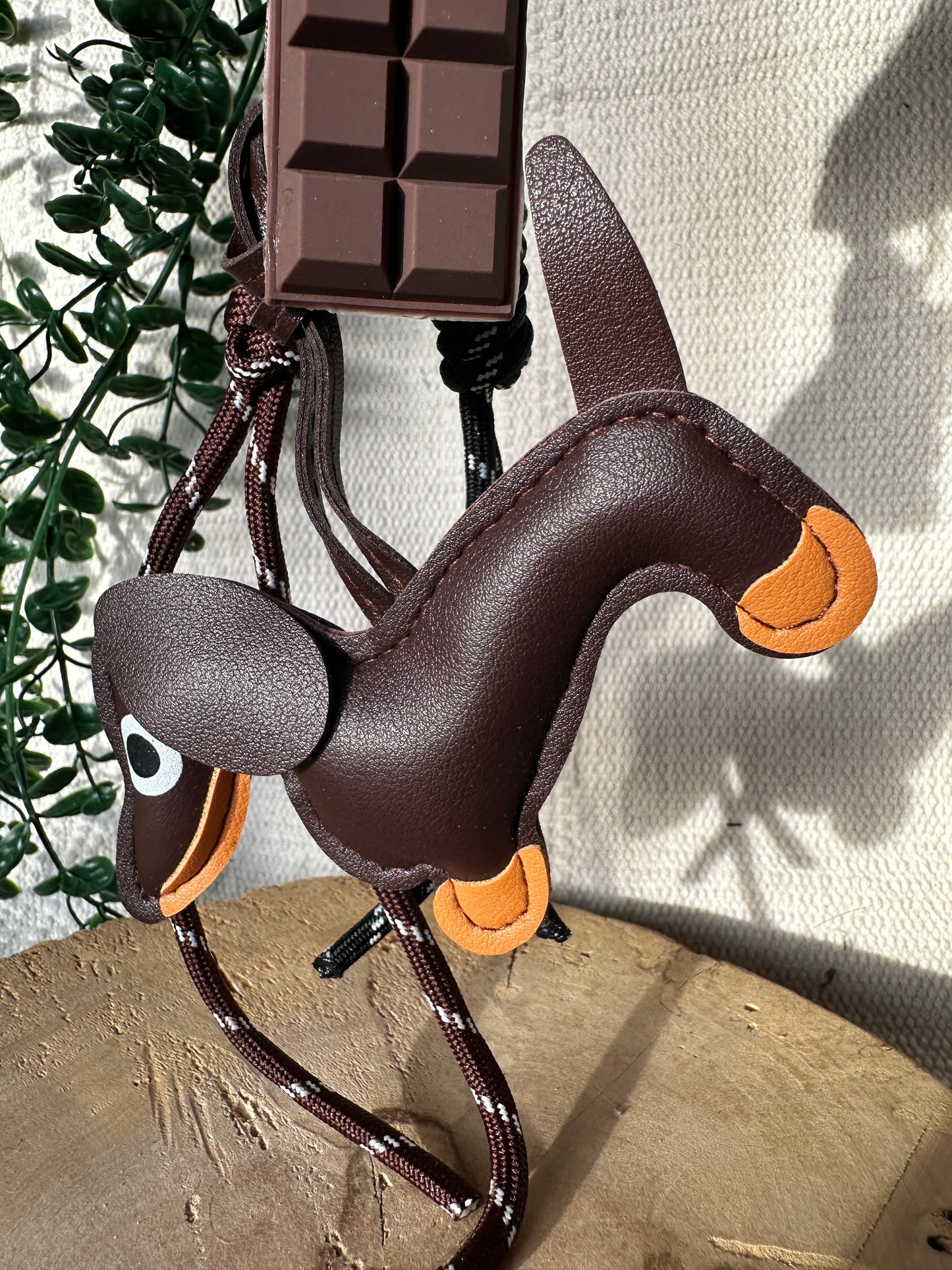 Brauner Dackel mit Schokolade - Schlüsselanhänger