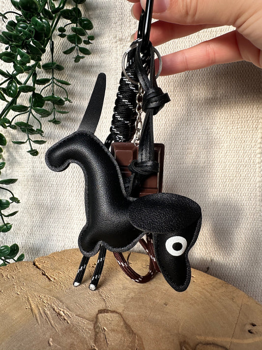 Schwarzer Dackel mit Schokolade - Schlüsselanhänger