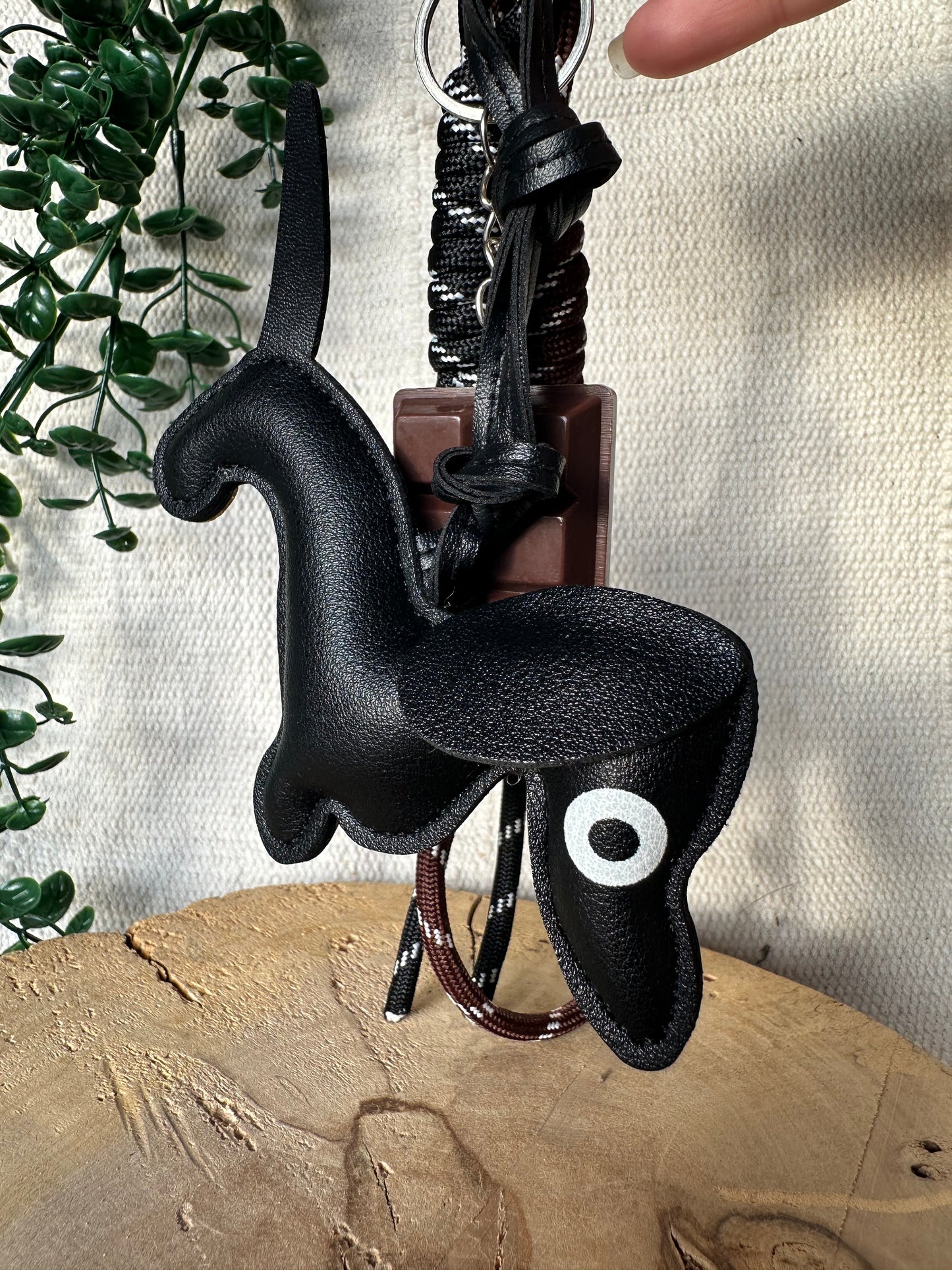 Schwarzer Dackel mit Schokolade - Schlüsselanhänger