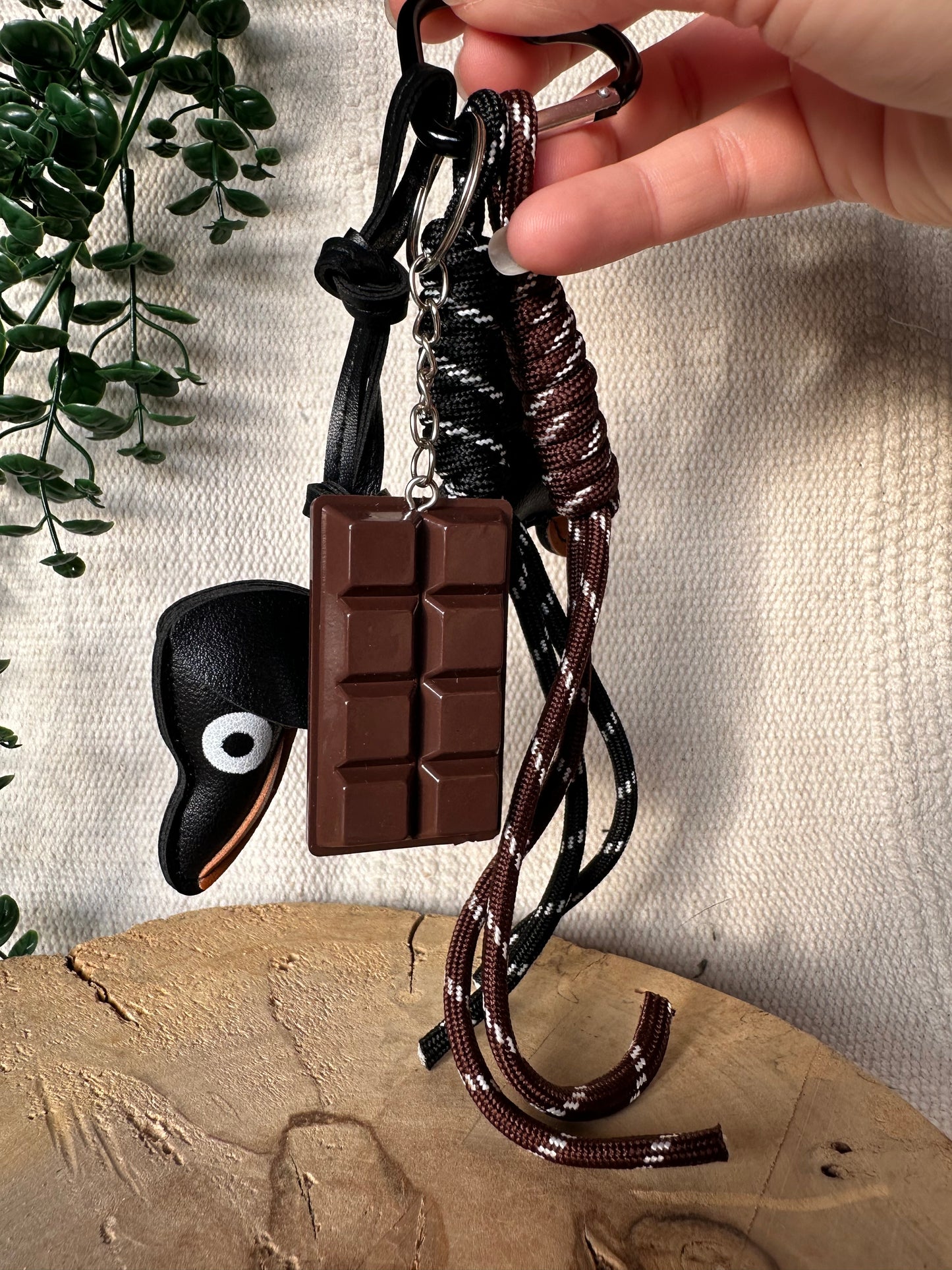 Schwarzer Dackel mit Schokolade - Schlüsselanhänger