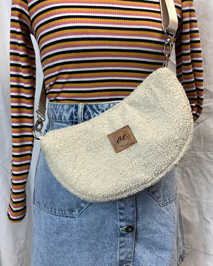 Handgemachte Half Moon Bag aus Teddy in beige – Einzigartige und Stilvolle Taschen - madebyaevva