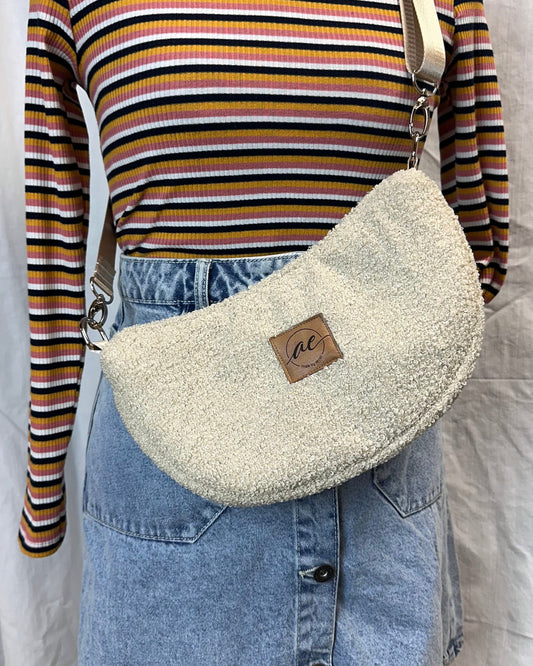 Handgemachte Half Moon Bag aus Teddy in beige – Einzigartige und Stilvolle Taschen - madebyaevva