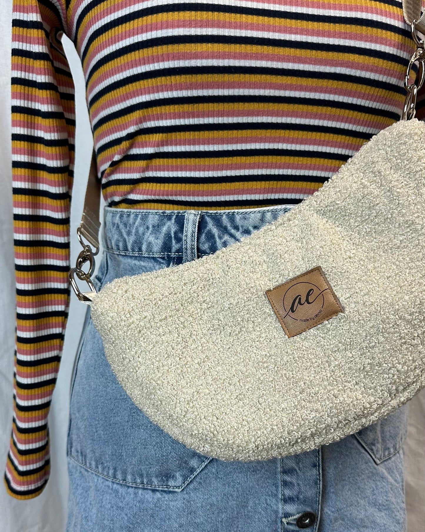 Handgemachte Half Moon Bag aus Teddy in beige – Einzigartige und Stilvolle Taschen - madebyaevva