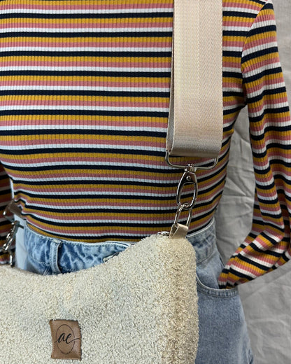 Handgemachte Half Moon Bag aus Teddy in beige – Einzigartige und Stilvolle Taschen - madebyaevva