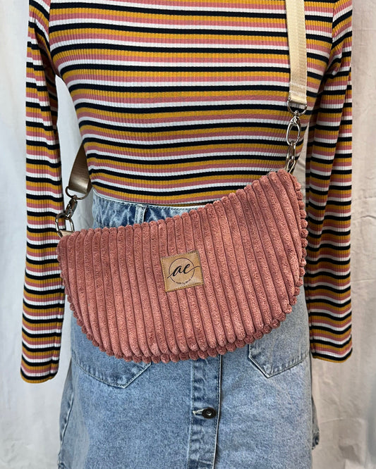 Handgemachte Half Moon Bag aus breitem Cord in antikrosa – Einzigartige und Stilvolle Taschen - madebyaevva