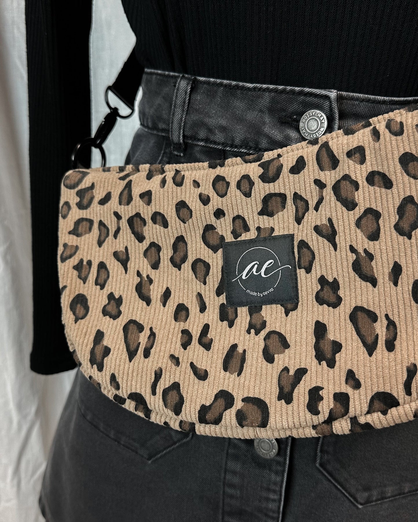 Handgemachte Half Moon Bag aus Cord mit Leomuster – Einzigartige und Stilvolle Taschen - madebyaevva