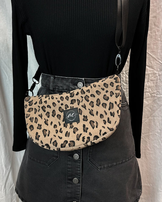 Handgemachte Half Moon Bag aus Cord mit Leomuster – Einzigartige und Stilvolle Taschen - madebyaevva