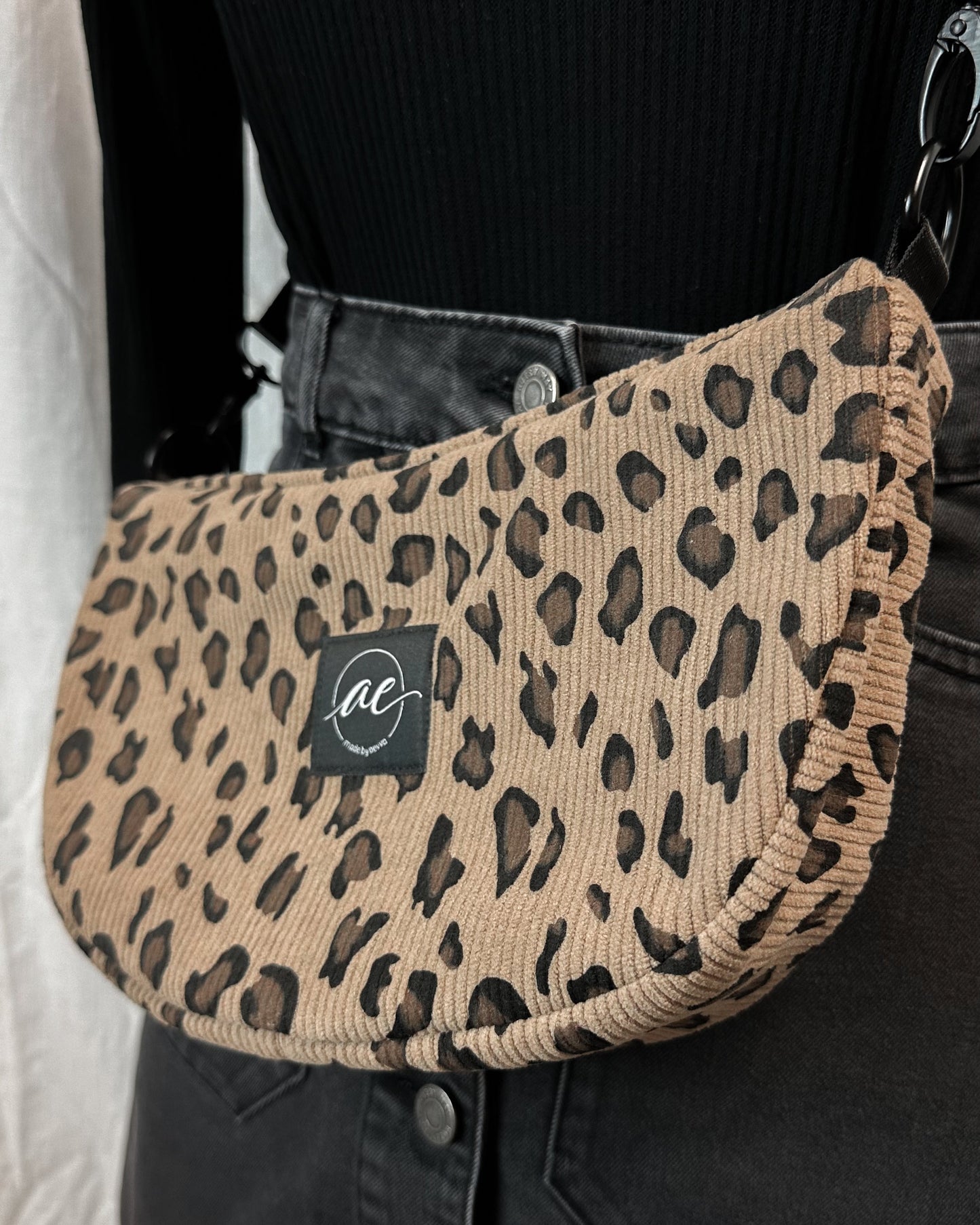 Handgemachte Half Moon Bag aus Cord mit Leomuster – Einzigartige und Stilvolle Taschen - madebyaevva
