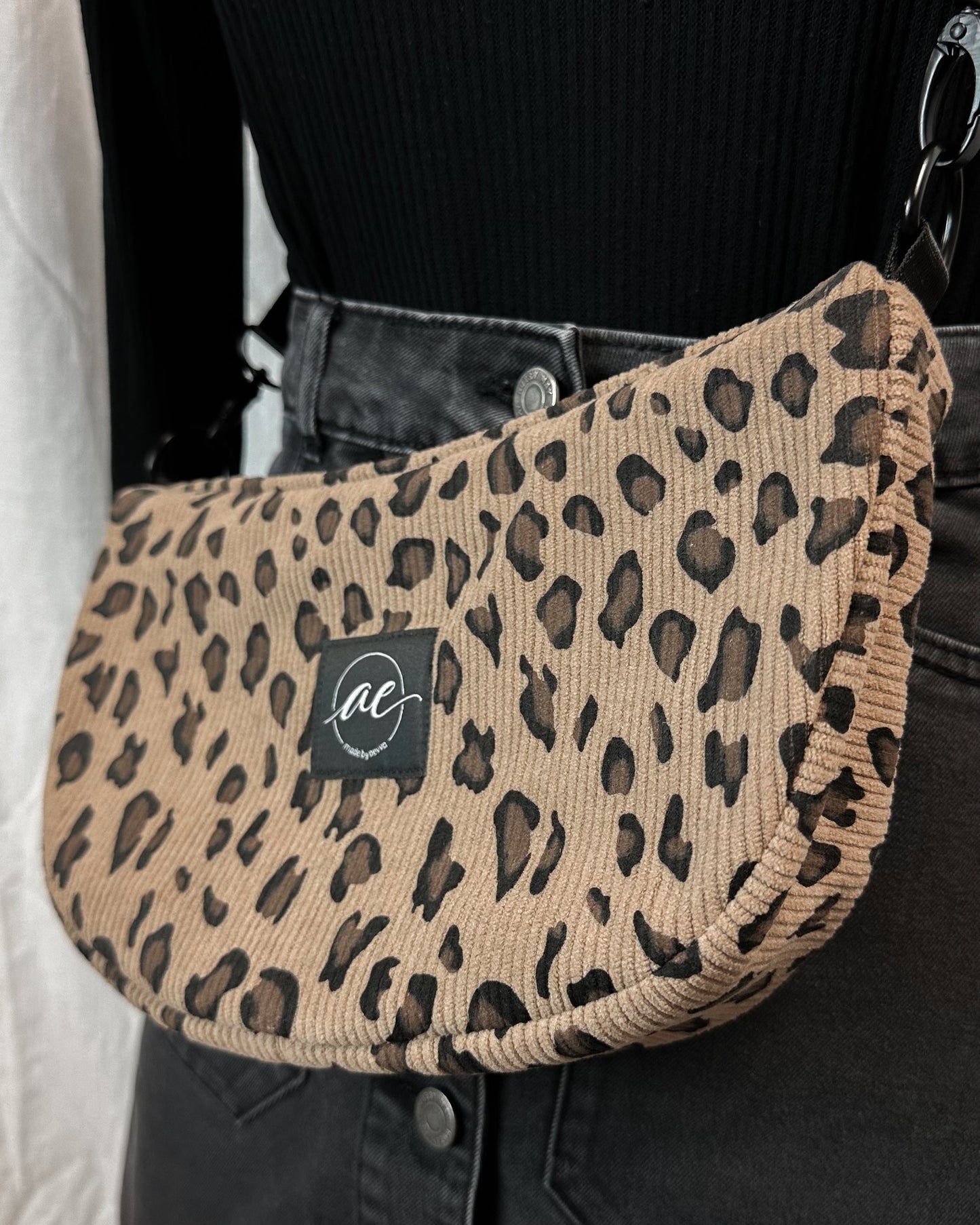 Handgemachte Half Moon Bag aus Cord mit Leomuster – Einzigartige und Stilvolle Taschen - madebyaevva