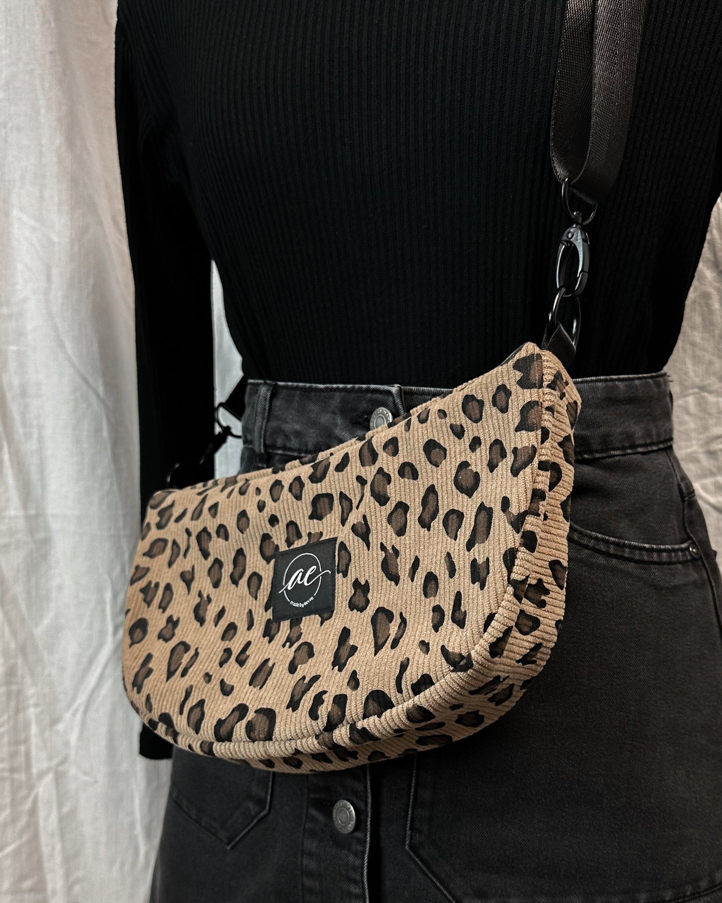 Handgemachte Half Moon Bag aus Cord mit Leomuster – Einzigartige und Stilvolle Taschen - madebyaevva