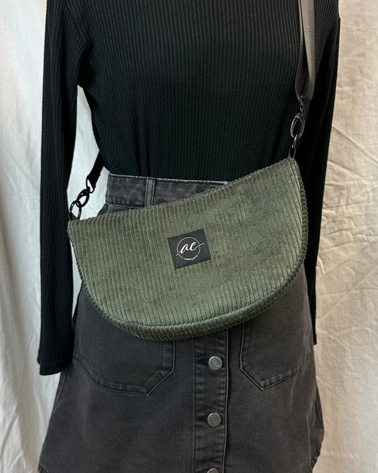 Handgemachte Half Moon Bag aus Cord in olive – Einzigartige und Stilvolle Taschen - madebyaevva