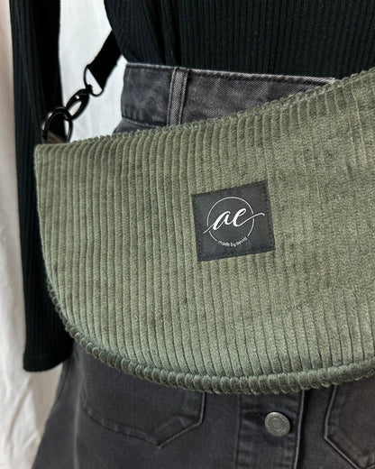Handgemachte Half Moon Bag aus Cord in olive – Einzigartige und Stilvolle Taschen - madebyaevva