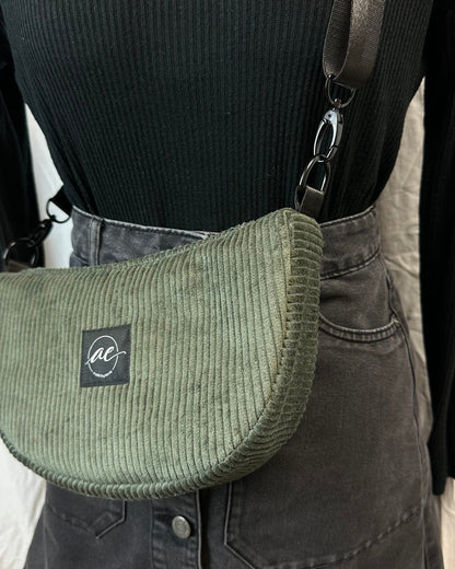 Handgemachte Half Moon Bag aus Cord in olive – Einzigartige und Stilvolle Taschen - madebyaevva
