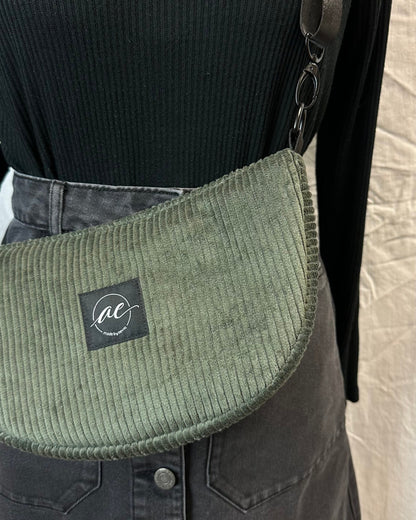 Handgemachte Half Moon Bag aus Cord in olive – Einzigartige und Stilvolle Taschen - madebyaevva
