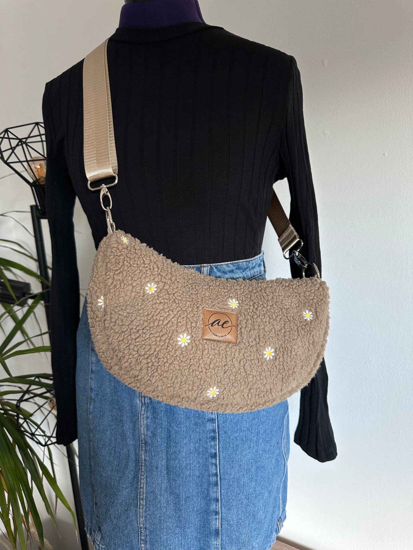 Midi Mondtasche aus Teddy-Stoff mit Gänseblümchen
