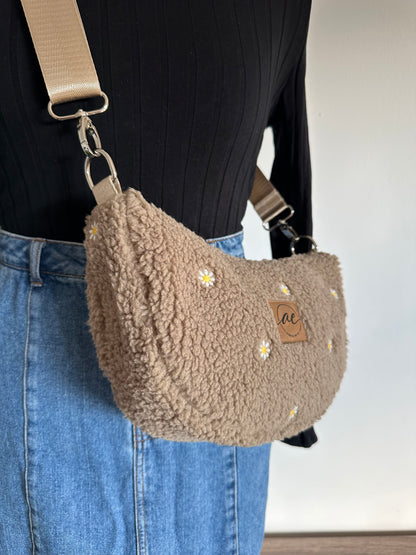 Midi Mondtasche aus Teddy-Stoff mit Gänseblümchen