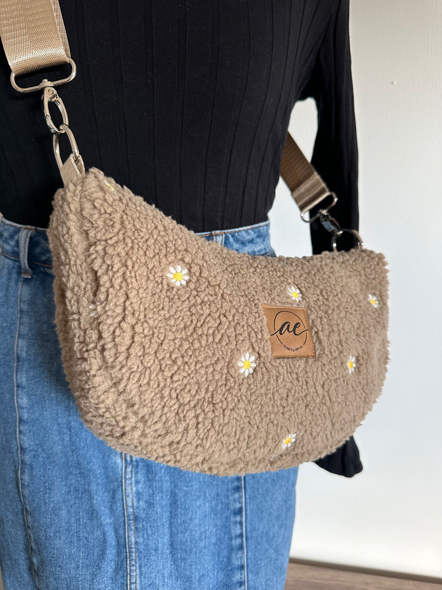 Midi Mondtasche aus Teddy-Stoff mit Gänseblümchen