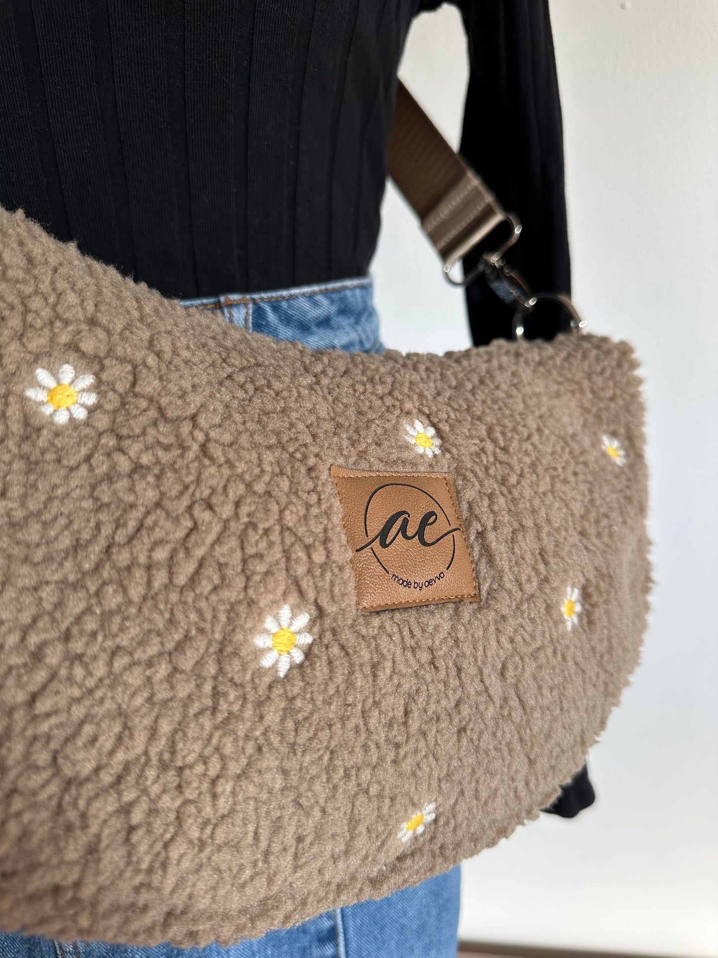 Midi Mondtasche aus Teddy-Stoff mit Gänseblümchen