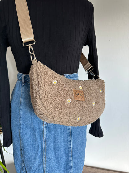 Midi Mondtasche aus Teddy-Stoff mit Gänseblümchen