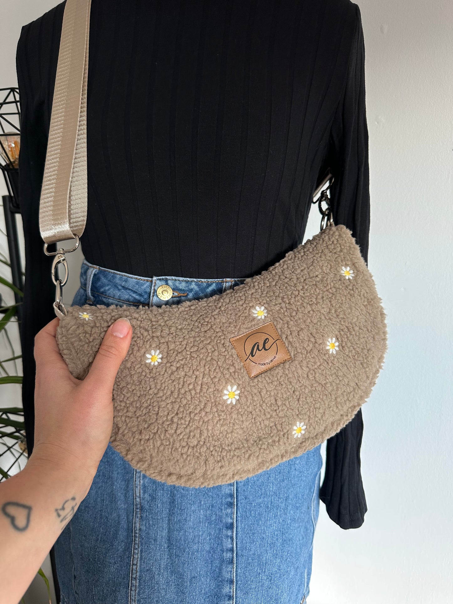 Midi Mondtasche aus Teddy-Stoff mit Gänseblümchen