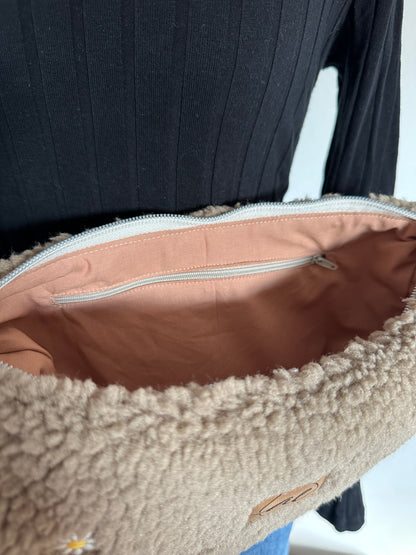 Midi Mondtasche aus Teddy-Stoff mit Gänseblümchen