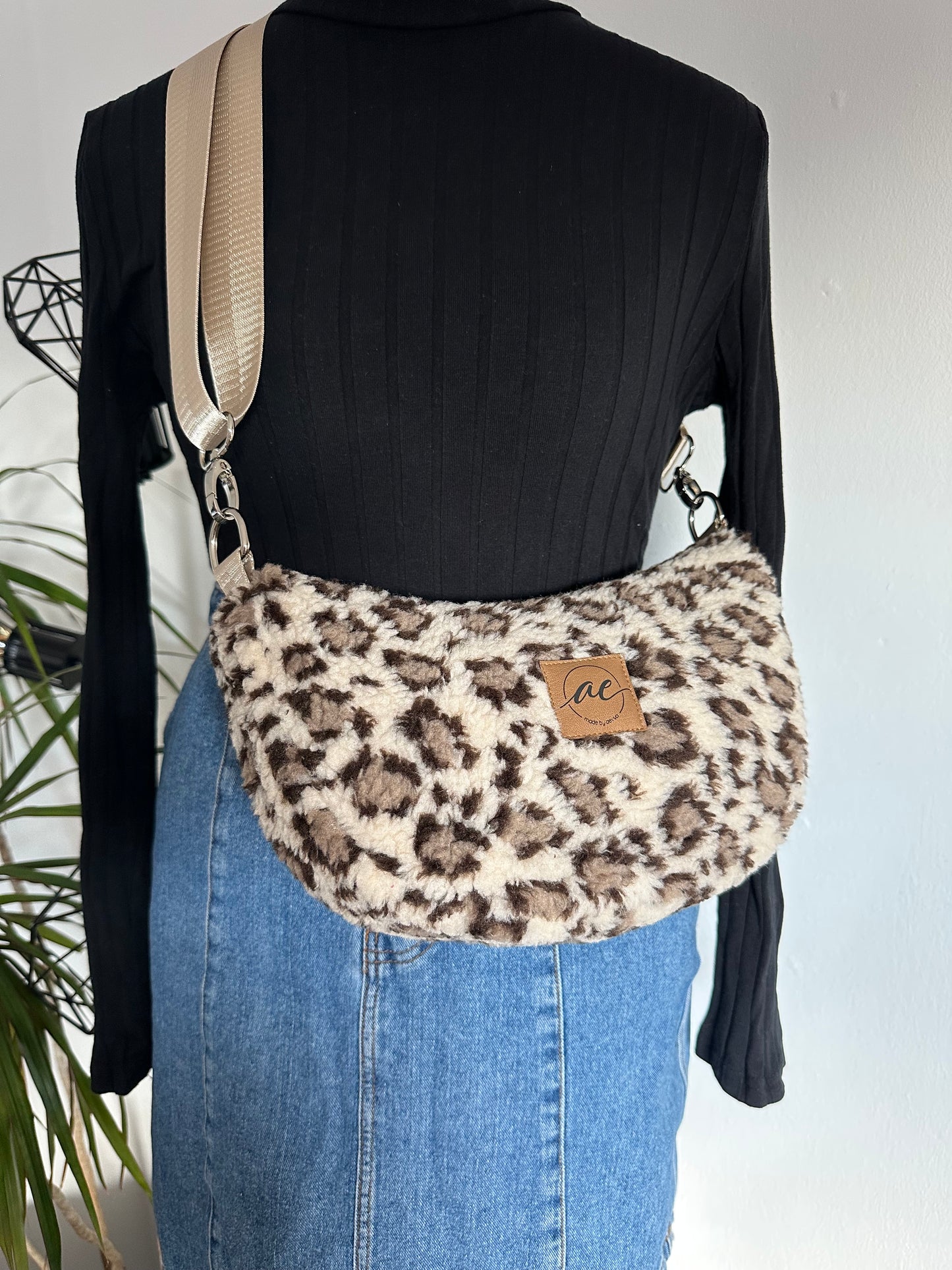 Midi Mondtasche aus Teddy-Stoff im Leo-Look