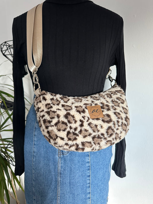 Midi Mondtasche aus Teddy-Stoff im Leo-Look