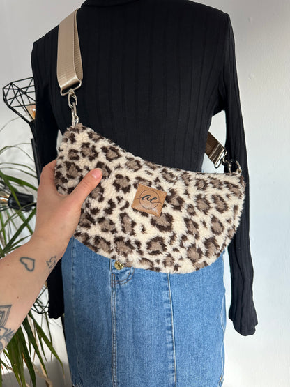 Midi Mondtasche aus Teddy-Stoff im Leo-Look