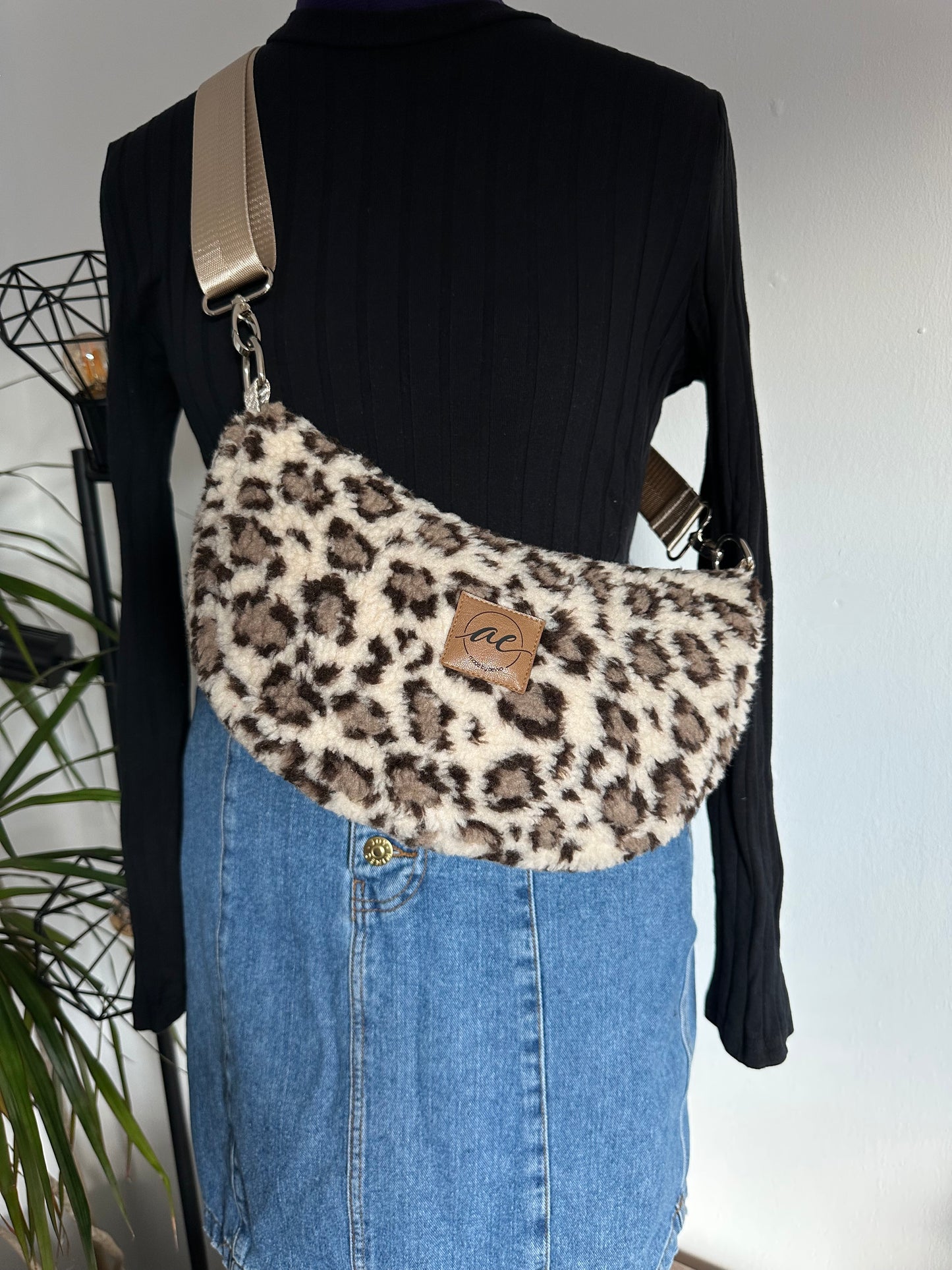 Midi Mondtasche aus Teddy-Stoff im Leo-Look