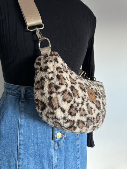 Midi Mondtasche aus Teddy-Stoff im Leo-Look