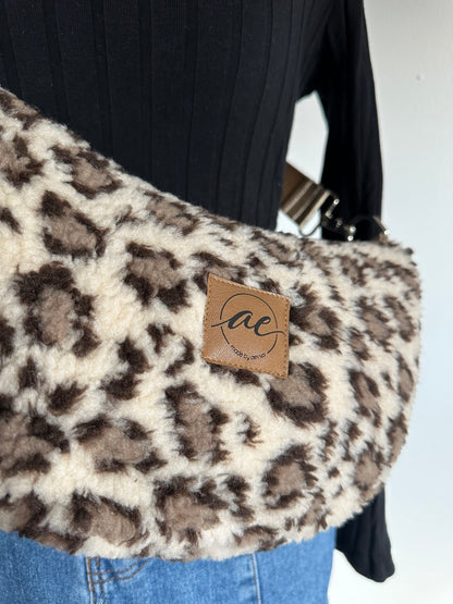 Midi Mondtasche aus Teddy-Stoff im Leo-Look