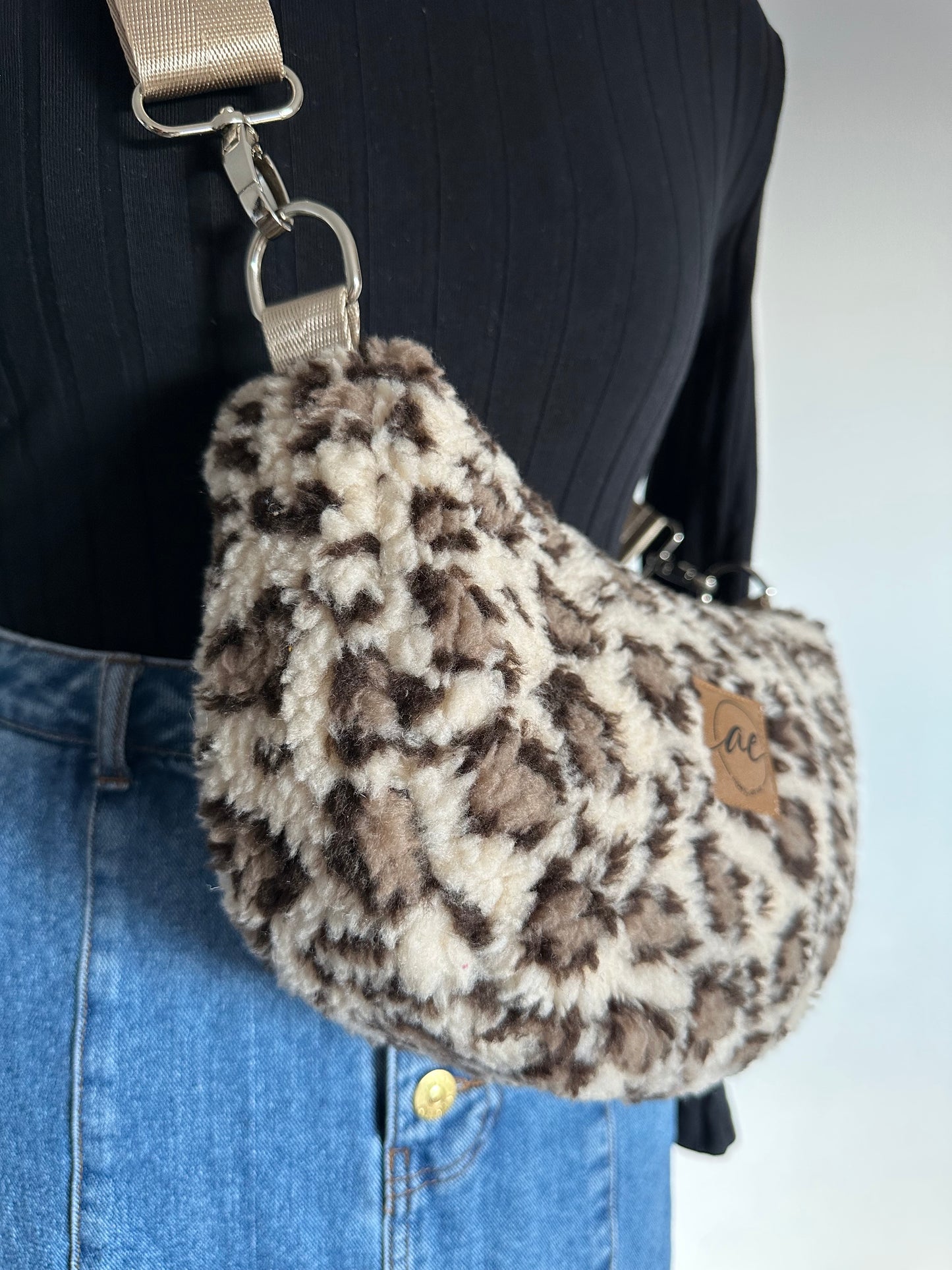 Midi Mondtasche aus Teddy-Stoff im Leo-Look