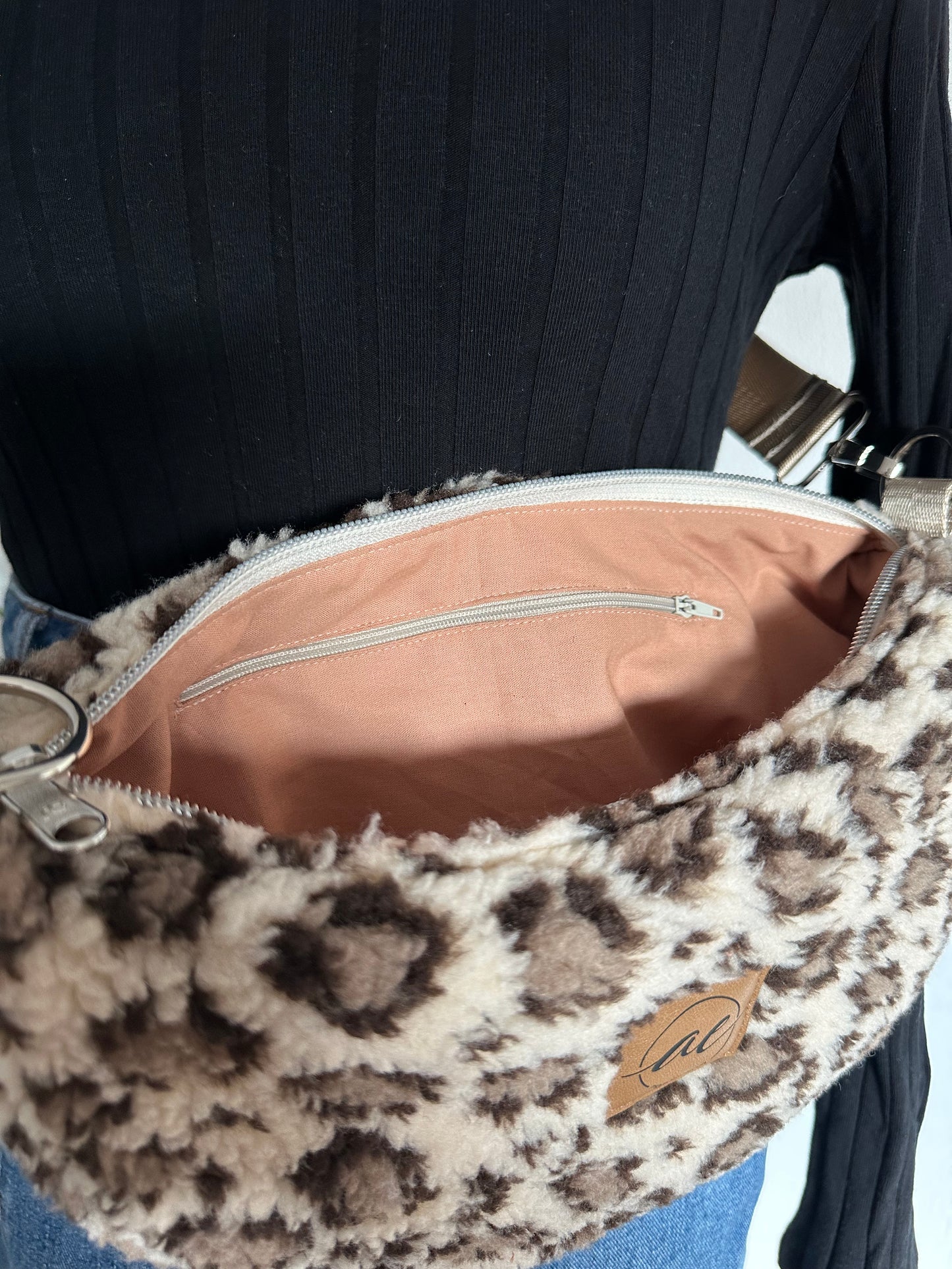 Midi Mondtasche aus Teddy-Stoff im Leo-Look