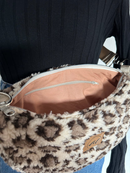 Midi Mondtasche aus Teddy-Stoff im Leo-Look