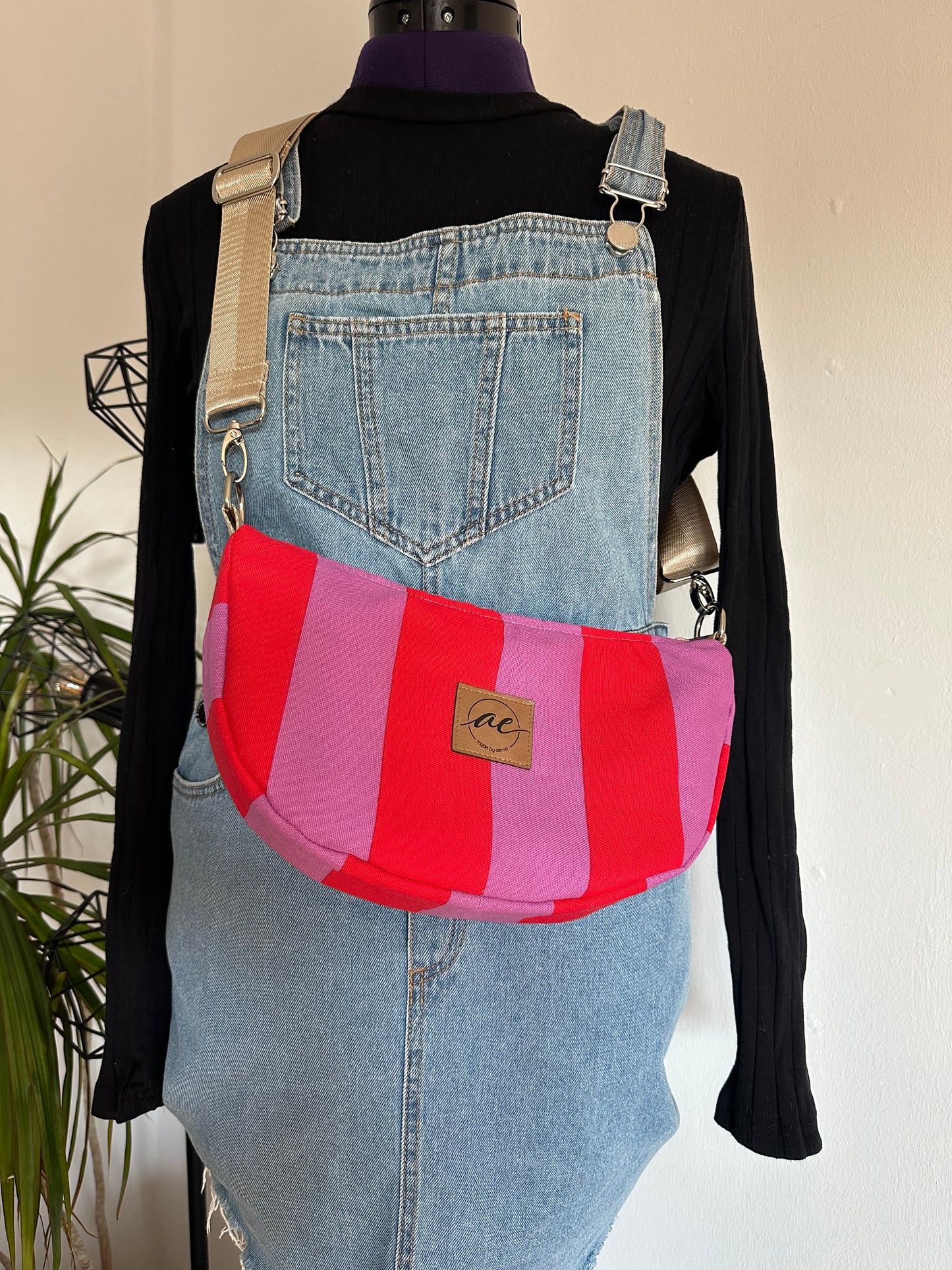Sommerliche Midi Mondtasche aus Canvas mit rot-rosa Streifen