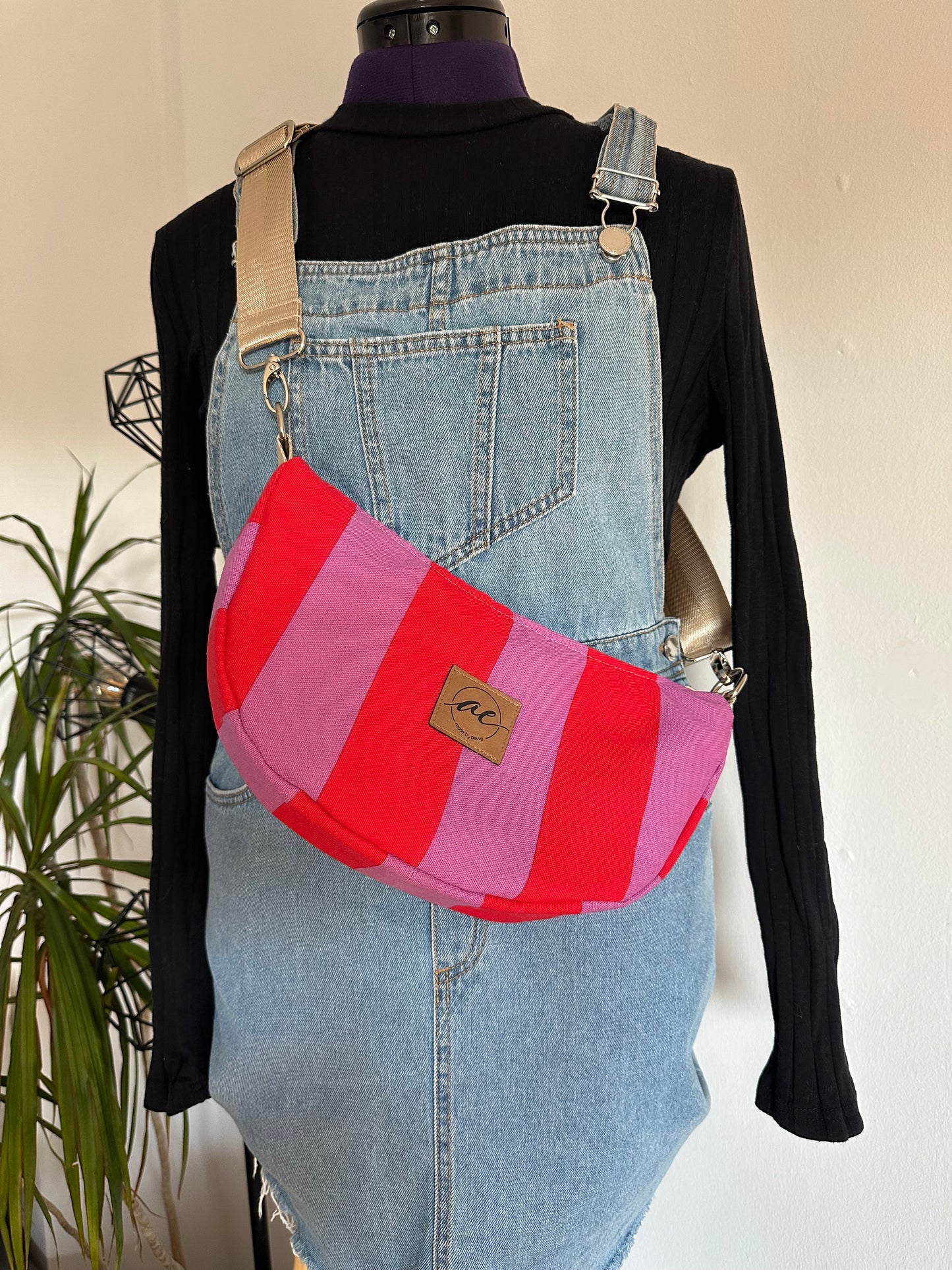 Sommerliche Midi Mondtasche aus Canvas mit rot-rosa Streifen