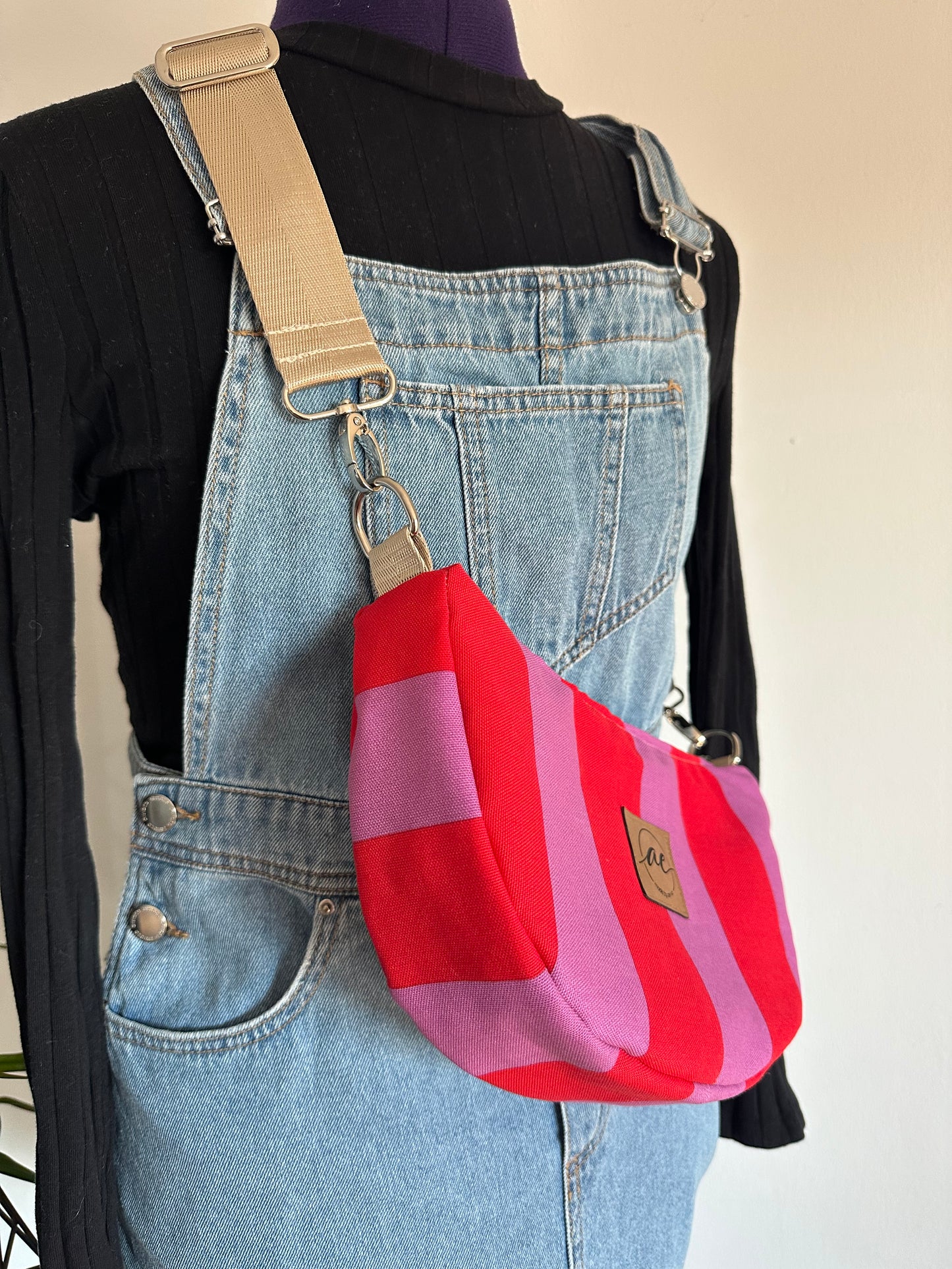 Sommerliche Midi Mondtasche aus Canvas mit rot-rosa Streifen