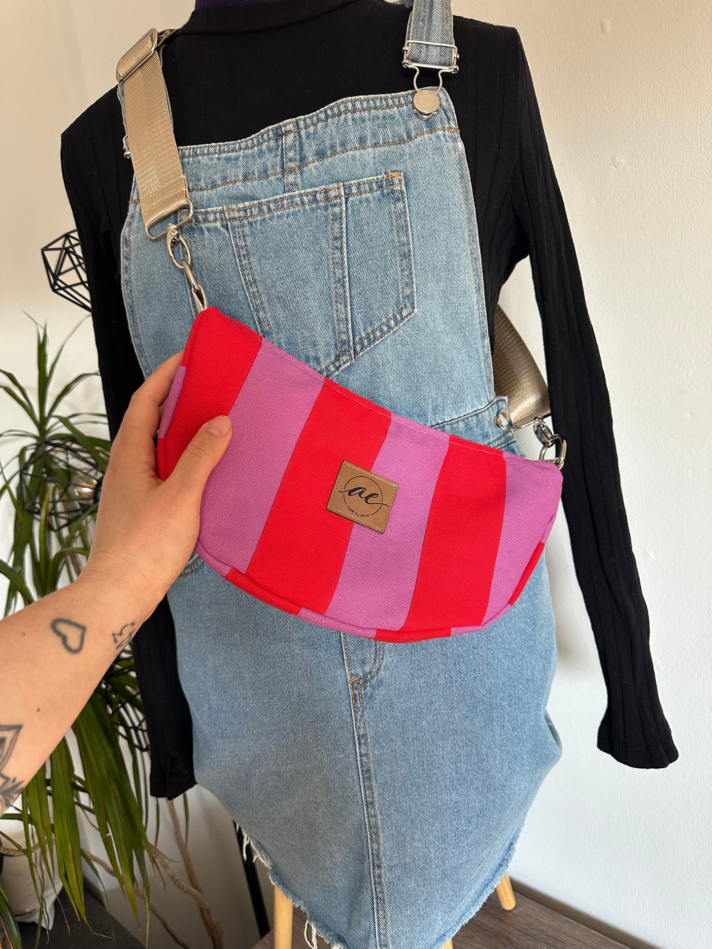 Sommerliche Midi Mondtasche aus Canvas mit rot-rosa Streifen