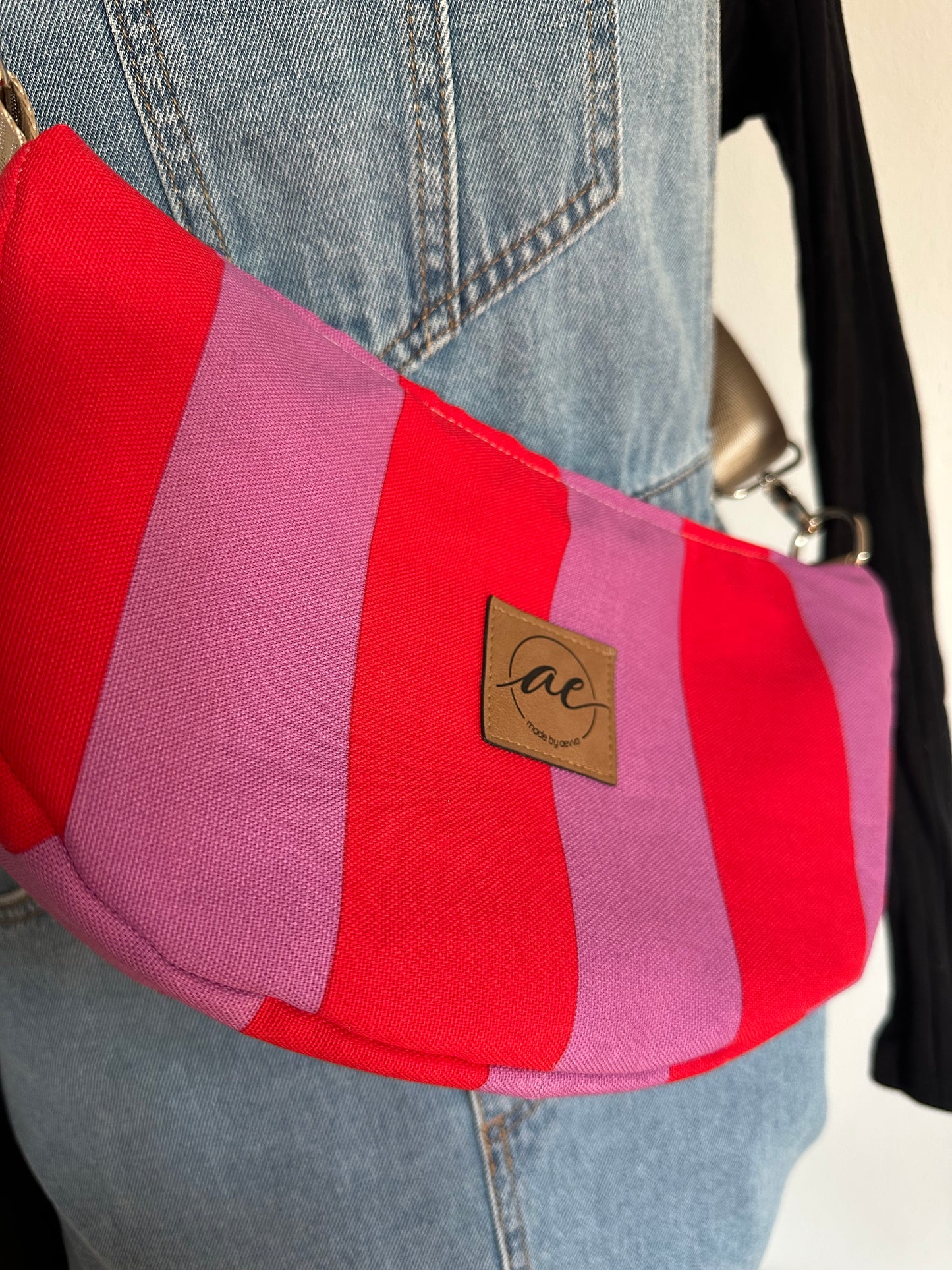 Sommerliche Midi Mondtasche aus Canvas mit rot-rosa Streifen