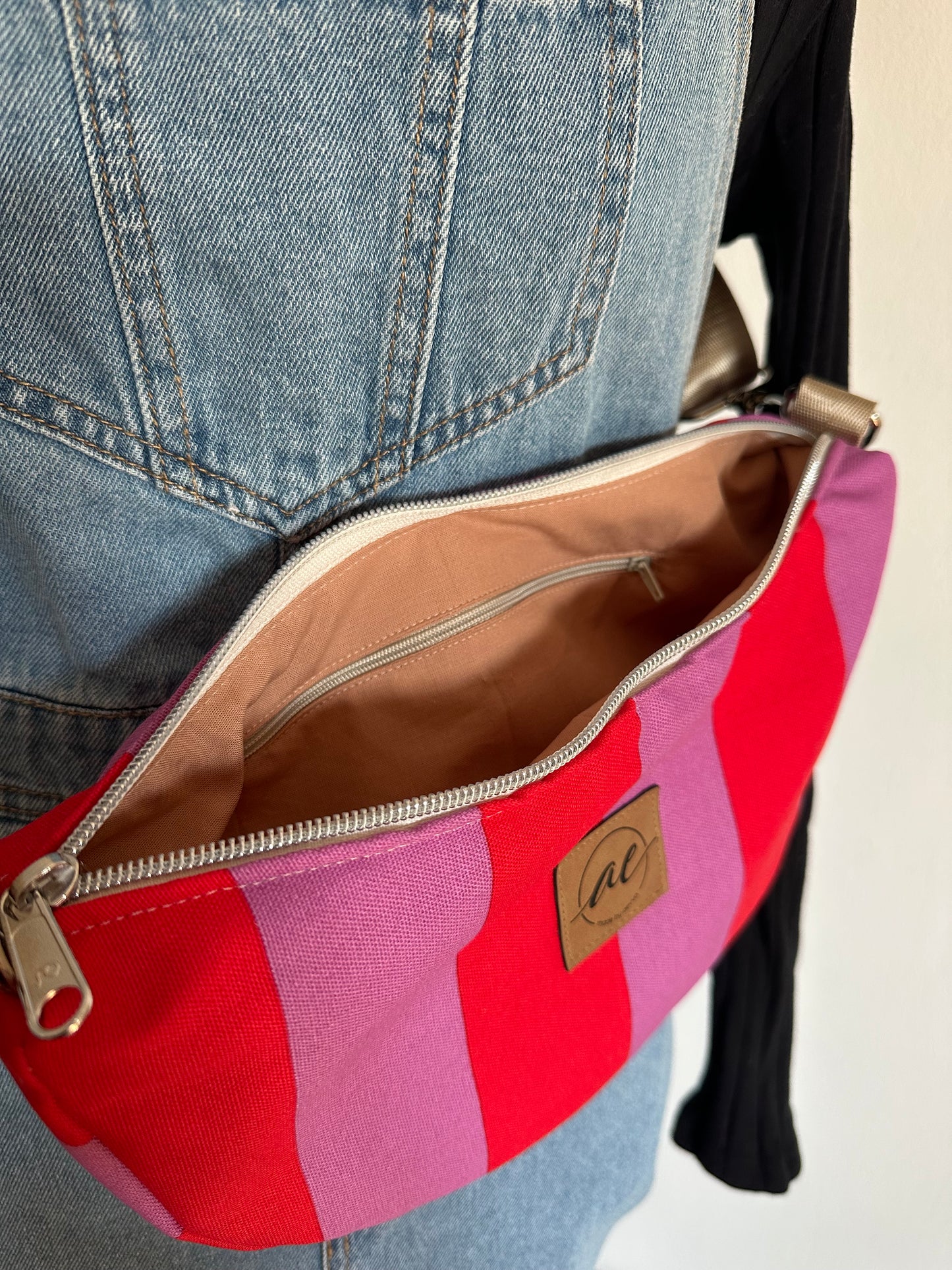 Sommerliche Midi Mondtasche aus Canvas mit rot-rosa Streifen