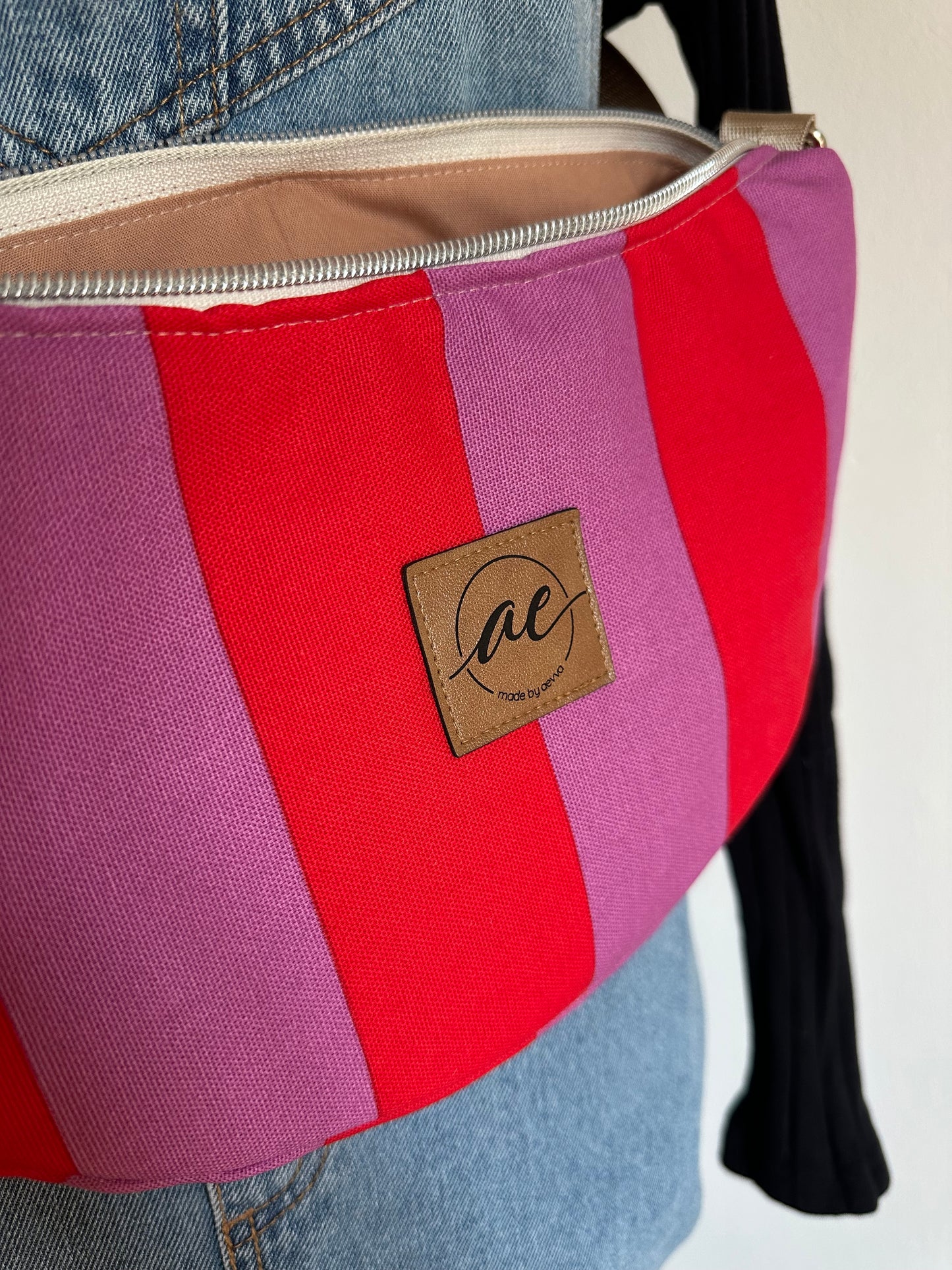 Sommerliche Midi Mondtasche aus Canvas mit rot-rosa Streifen