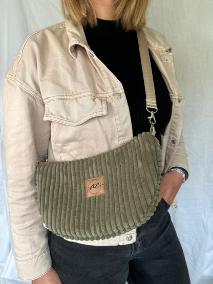 Handgemachte Half Moon Bag aus breitem Cord in olive – Einzigartige und Stilvolle Taschen - madebyaevva