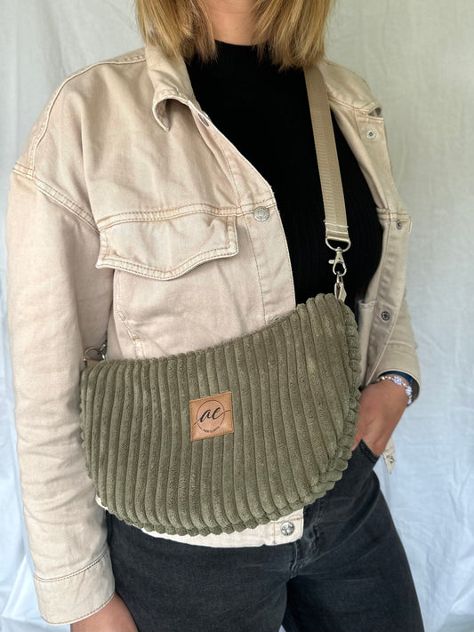 Handgemachte Half Moon Bag aus breitem Cord in olive – Einzigartige und Stilvolle Taschen - madebyaevva