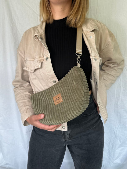 Handgemachte Half Moon Bag aus breitem Cord in olive – Einzigartige und Stilvolle Taschen - madebyaevva