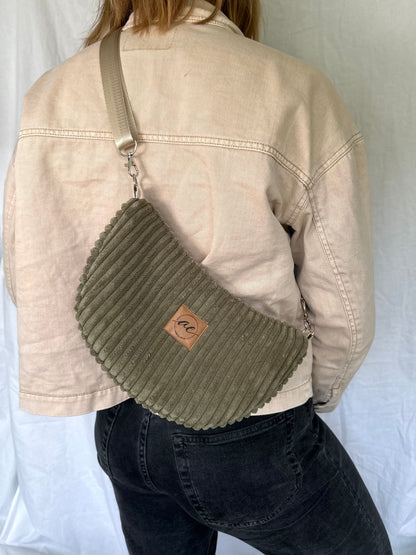 Handgemachte Half Moon Bag aus breitem Cord in olive – Einzigartige und Stilvolle Taschen - madebyaevva