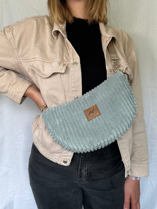 Handgemachte Half Moon Bag aus breitem Cord in mint – Einzigartige und Stilvolle Taschen - madebyaevva