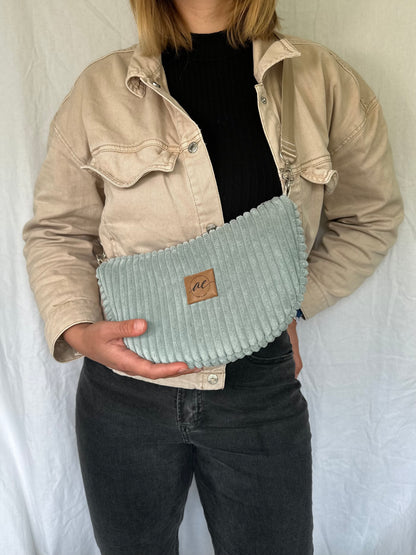 Handgemachte Half Moon Bag aus breitem Cord in mint – Einzigartige und Stilvolle Taschen - madebyaevva