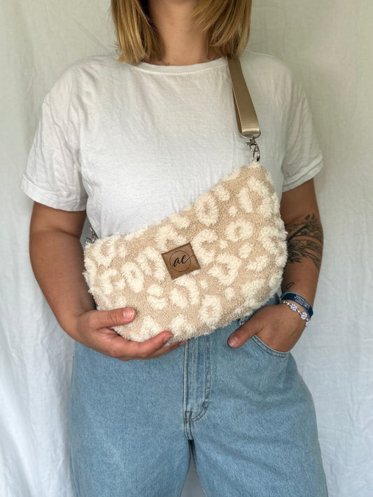 Handgemachte Half Moon Bag aus Teddystoff in Leo beige – Einzigartige und Stilvolle Taschen - madebyaevva