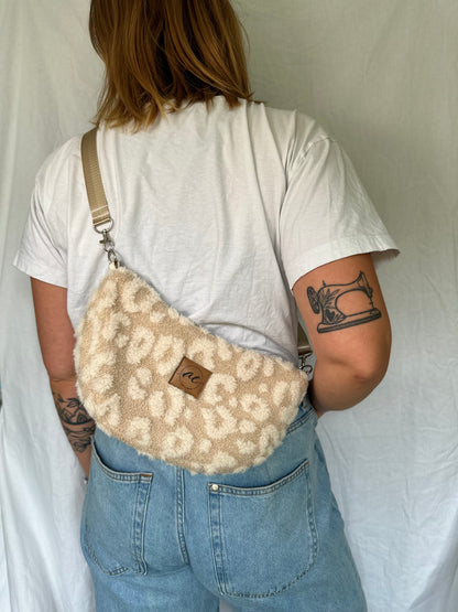 Handgemachte Half Moon Bag aus Teddystoff in Leo beige – Einzigartige und Stilvolle Taschen - madebyaevva